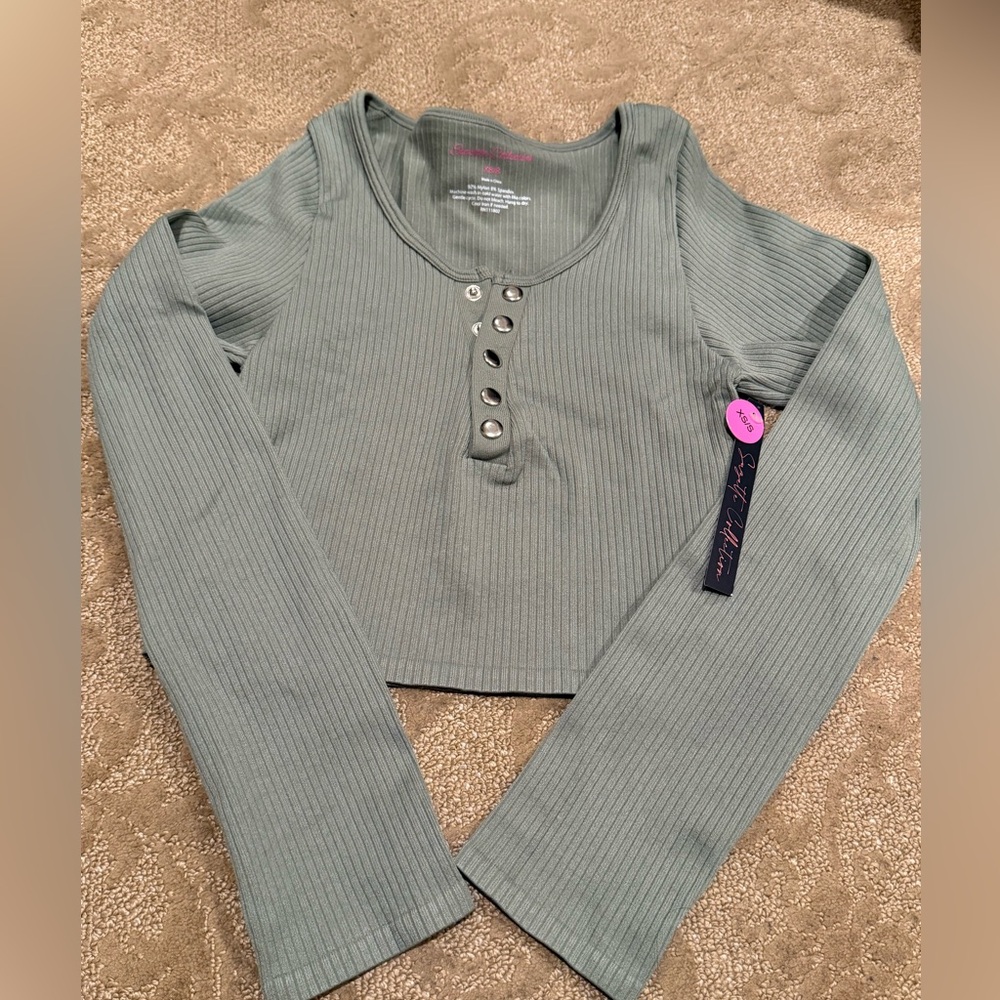 Suzette collection cropped long sleeve with buttons in green. XS/S